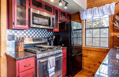 Gatlinburg - Pigeon Forge Cabin | Pond View! Great Location! Close to Attractions Family and Pet Friendly!