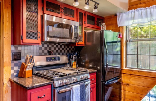 Gatlinburg - Pigeon Forge Cabin | Pond View! Great Location! Close to Attractions Family and Pet Friendly!