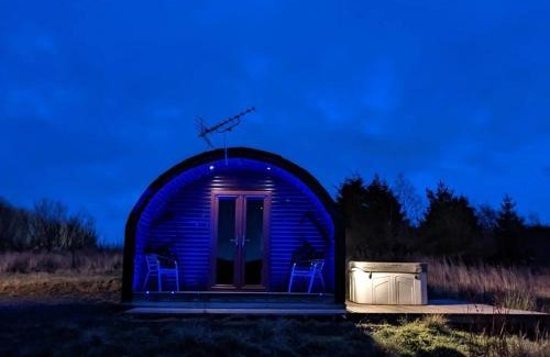 Kelty Cabin | Pond View Pod 3 With Private Hot Tub -Fife - Loch Leven - Lomond Hills