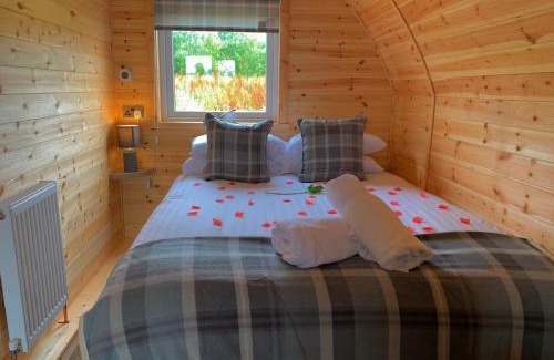 Kelty Cabin | Pond View Pod 3 With Private Hot Tub -Fife - Loch Leven - Lomond Hills