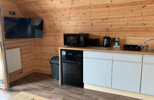 Kelty Cabin | Pond View Pod 3 With Private Hot Tub -Fife - Loch Leven - Lomond Hills