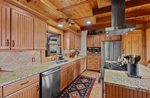 Vilas Cabin | Ponderosa 1887 - 300 degree views, 3 ensuites, hot tub, pool table