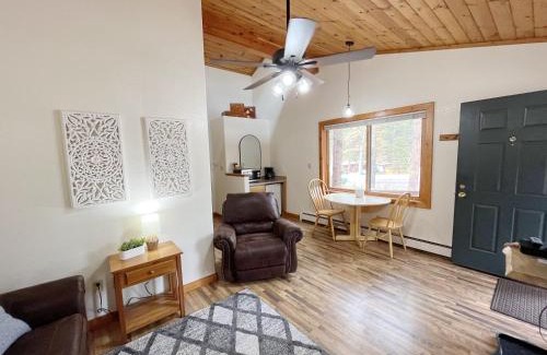 Woodland Park Bed & Breakfast | Ponderosa B Cabin Suite