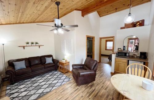 Woodland Park Bed & Breakfast | Ponderosa B Cabin Suite