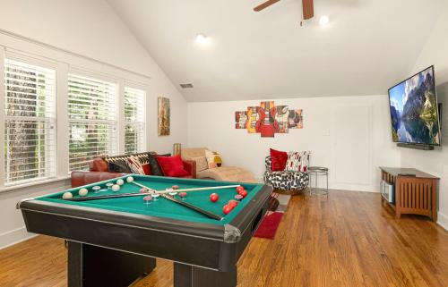 Ponderosa Trails House | Ponderosa Escape Stunning Location Incredible Game Room Urban Trail System AC EV-charger