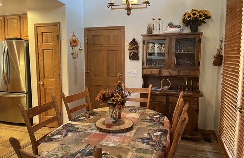 Pinetop Cabin | Ponderosa Lodge 2 Bd Rm Plus Loft, Huge Windows, Enclosed Deck, Wooded 1/2 Acre
