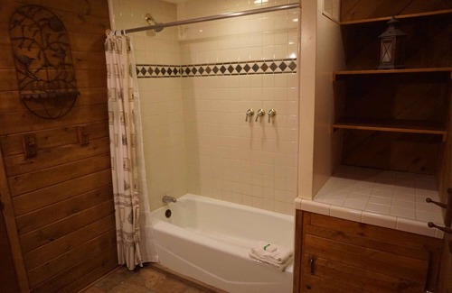Twin Peaks Hotel | Ponderosa Lodge - Lodge | 11 Beds | Three Bathrooms | Sleeps 15