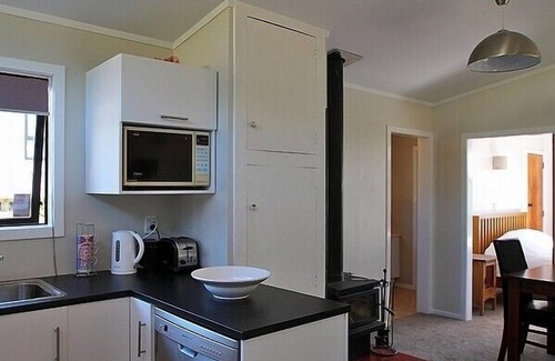 Waitarere Beach Cottage | Ponderosa - Waitarere Beach Bach