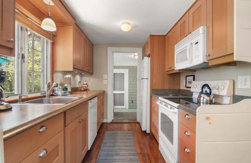 East Orleans House | Pondfront 1 Mile to Nauset Beach