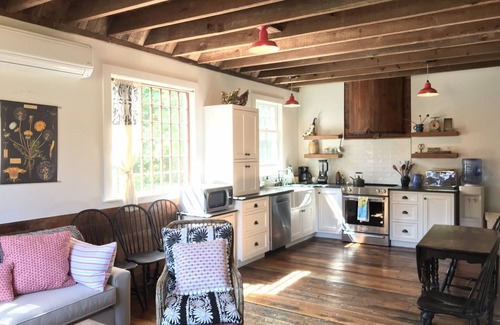 Brewster House | Pondfront. Newly Renovated Carriage House. Canoe, kayaks, deck, outdoor shower.