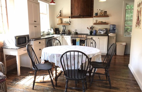 Brewster House | Pondfront. Newly Renovated Carriage House. Canoe, kayaks, deck, outdoor shower.