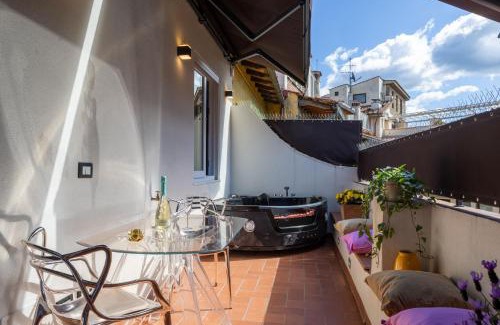 Oltrarno Apartment | Ponte Vecchio Terrace Suite with Jacuzzi