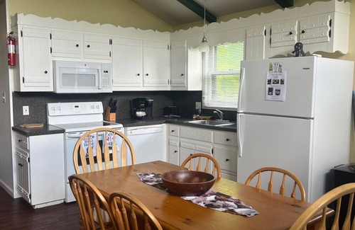 Sciota Ski Chalet | Pontiac- Dog Lovers Chalet with Fenced Yard and Fenced Deck