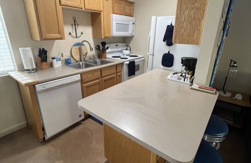 Lake Havasu City Condo | POOL*AC*BOAT PARKING*1BR*Clean Condo