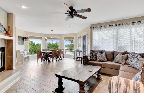 Lake Hamilton Apartment | Pool and Dock Access Lakefront Hot Springs Condo!