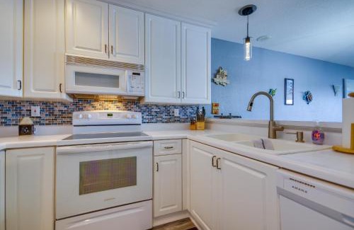 Osage Beach Apartment | Pool and Dock Access Osage Beach Retreat!