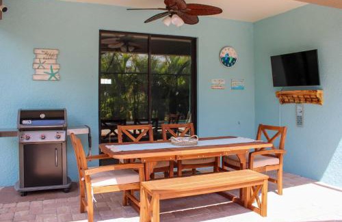 Pelican House | Pool and Lanai Centrally Located Cape Coral Home