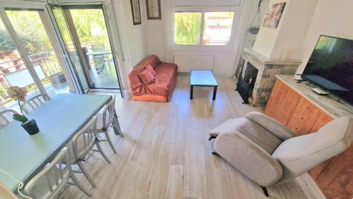 Premia de Mar Apartment | Pool and relax 20' from Barcelona
