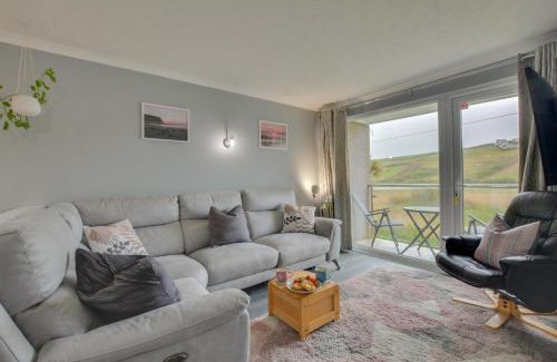 Mawgan Porth Apartment | Pool and Valley View
