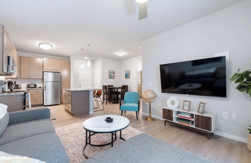 Madison Apartment | Pool & Fitness Room Near University Park. Covered Parking