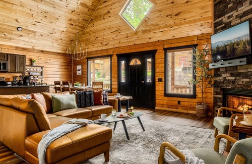 White Oak Lodge Cabin | Pool! Gym! Family favorite.enclosed patio. Hot tub, fireplace. No scary roads!