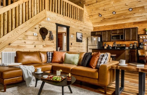 White Oak Lodge Cabin | Pool! Gym! Family favorite.enclosed patio. Hot tub, fireplace. No scary roads!
