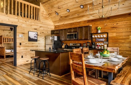 White Oak Lodge Cabin | Pool! Gym! Family favorite.enclosed patio. Hot tub, fireplace. No scary roads!