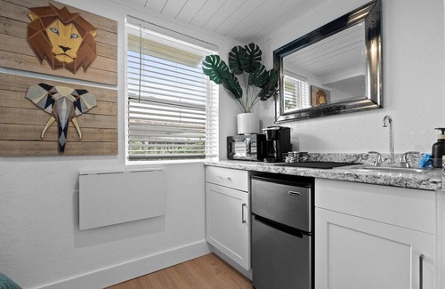 Delray Beach Bed & Breakfast | Pool & Hot Tub Delray Beach Safari Lion's Lodge