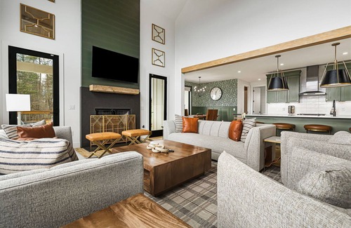 Leicester House | Pool | Hot Tub |FirePit |Golf Simulator |Sleeps 22