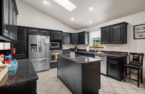 Rockwell House | Pool, Hot Tub, Game Room & Sleeps 18! By StayLage