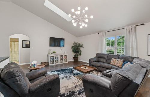 Rockwell House | Pool, Hot Tub, Game Room & Sleeps 18! By StayLage