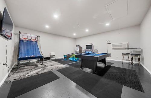 Rockwell House | Pool, Hot Tub, Game Room & Sleeps 18! By StayLage