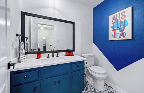 Riverside House | Pool, Hot Tub, Game Room, Mural, Grill, Mins to DT