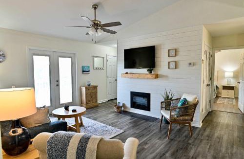 Gulf Shores Apartment | Pool Hot Tub Pickle Ball Gym - Close to Sports Complex & Includes FREE ACTIVITIES
