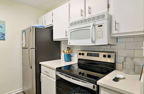 Gulf Shores Apartment | Pool, Hot Tub, Pickle Ball, Gym- Close to Sports Complex- $400 FREE ACTIVITIES