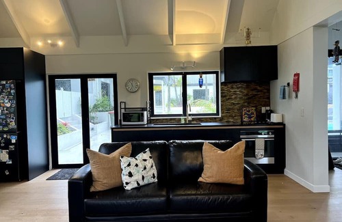 Schnapper Rock Apartment | Pool House in Resort Style Haven