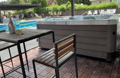 Wakefield House | Pool & Jacuzzi Escape near Boston, Salem & Marketstreet Lynnfield