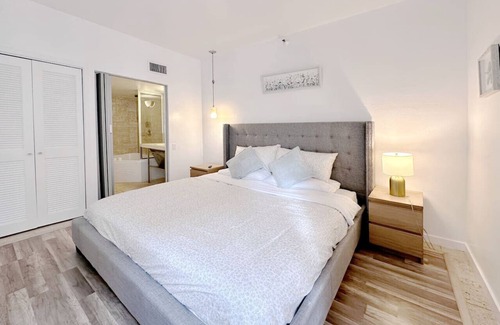 South Pointe Hotel | Pool & Jacuzzi! Walk to beach, South Point Pier,