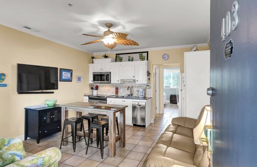 Airlie Condo | Pool, Marinas & Waterfront Dining Nearby @ The Waterway 403