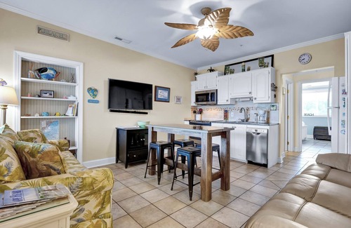 Airlie Condo | Pool, Marinas & Waterfront Dining Nearby @ The Waterway 403