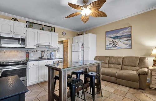 Airlie Condo | Pool, Marinas & Waterfront Dining Nearby @ The Waterway 403