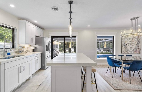 Coral Ridge Isles House | Pool Paradise|Fire Pit |Outdoor Shower|Pool Table