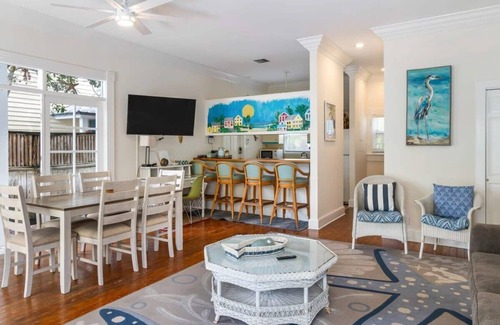 Old Town Apartment | Pool, Parking, & Pet Friendly - Sunnyside Up