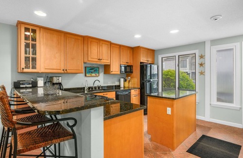 Hyannis Condo | Pool Side condo. private beach. 2 bedroom 2.5 bath, sleeps 4+