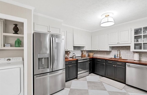 Southern Pines House | Pool-Sleeps 20-Stylish- 5 mins to downtown Southern Pines- Close to Pinehurst