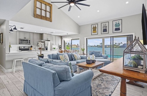 Fort Myers House | Pool, Spa, Kayaks, Bikes, Fishing gear & More