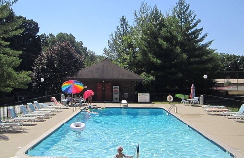 Jamestown Condo | Pool still OPEN! “Treehouse" 2-Bedroom Condo inside Lake Cumberland State Park