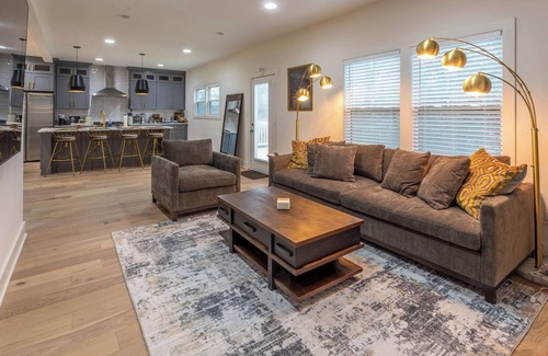 Candler-McAfee House | POOL TABLE- East Lake Golf Home- 4 SMART TV’S.