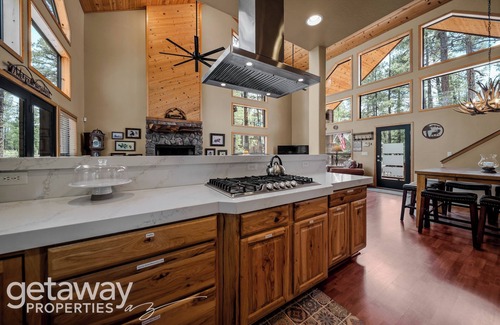 Pinetop Cabin | Pool Table | Forest Views | Fireplace | BBQ Deck