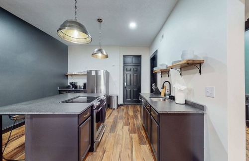 Old Louisville Apartment | Pool Table|King Beds|0.6 miles from UofL|Downtown